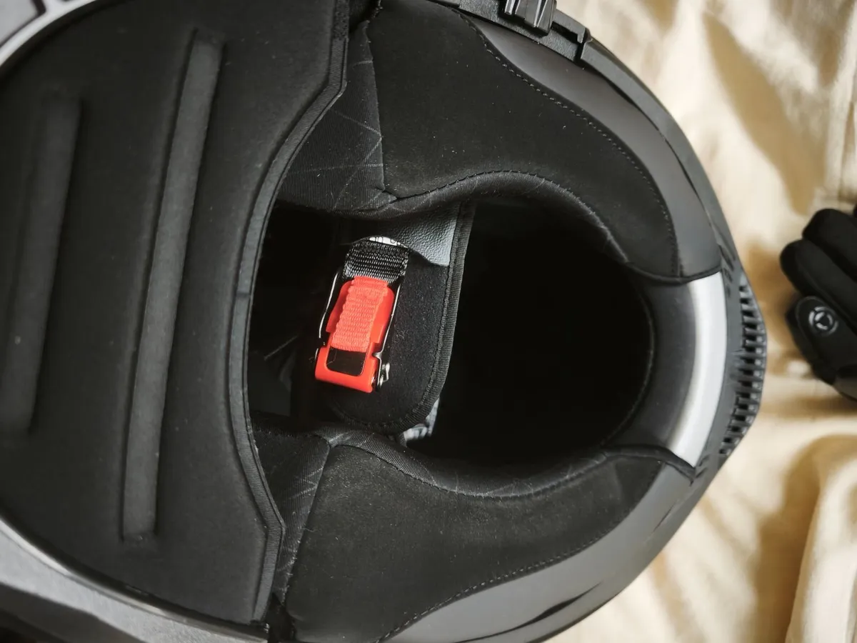 LS2 Motorcycle Helmet - Image 4