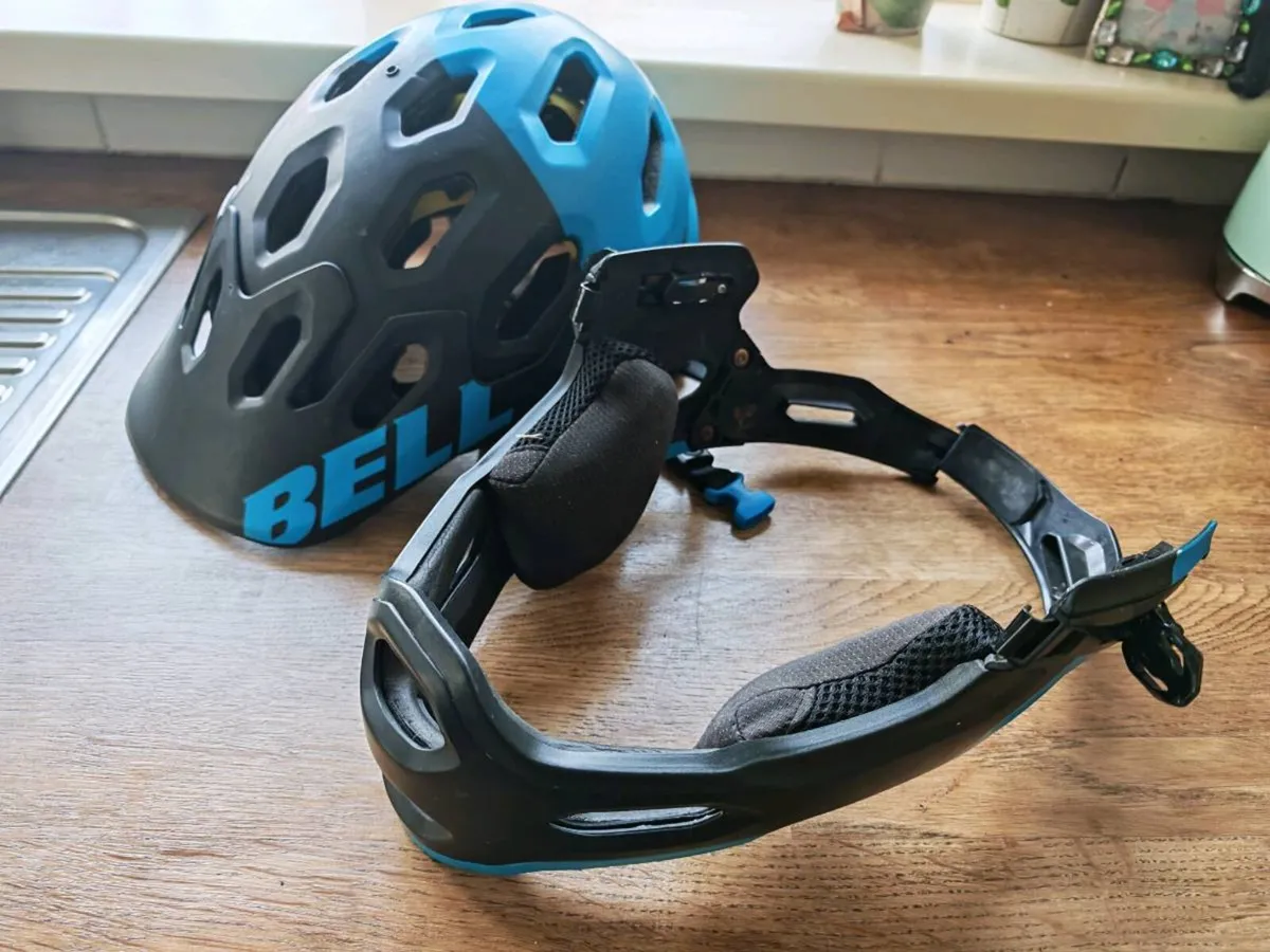 Bell Super DH MIPS downhill helmet - Image 3