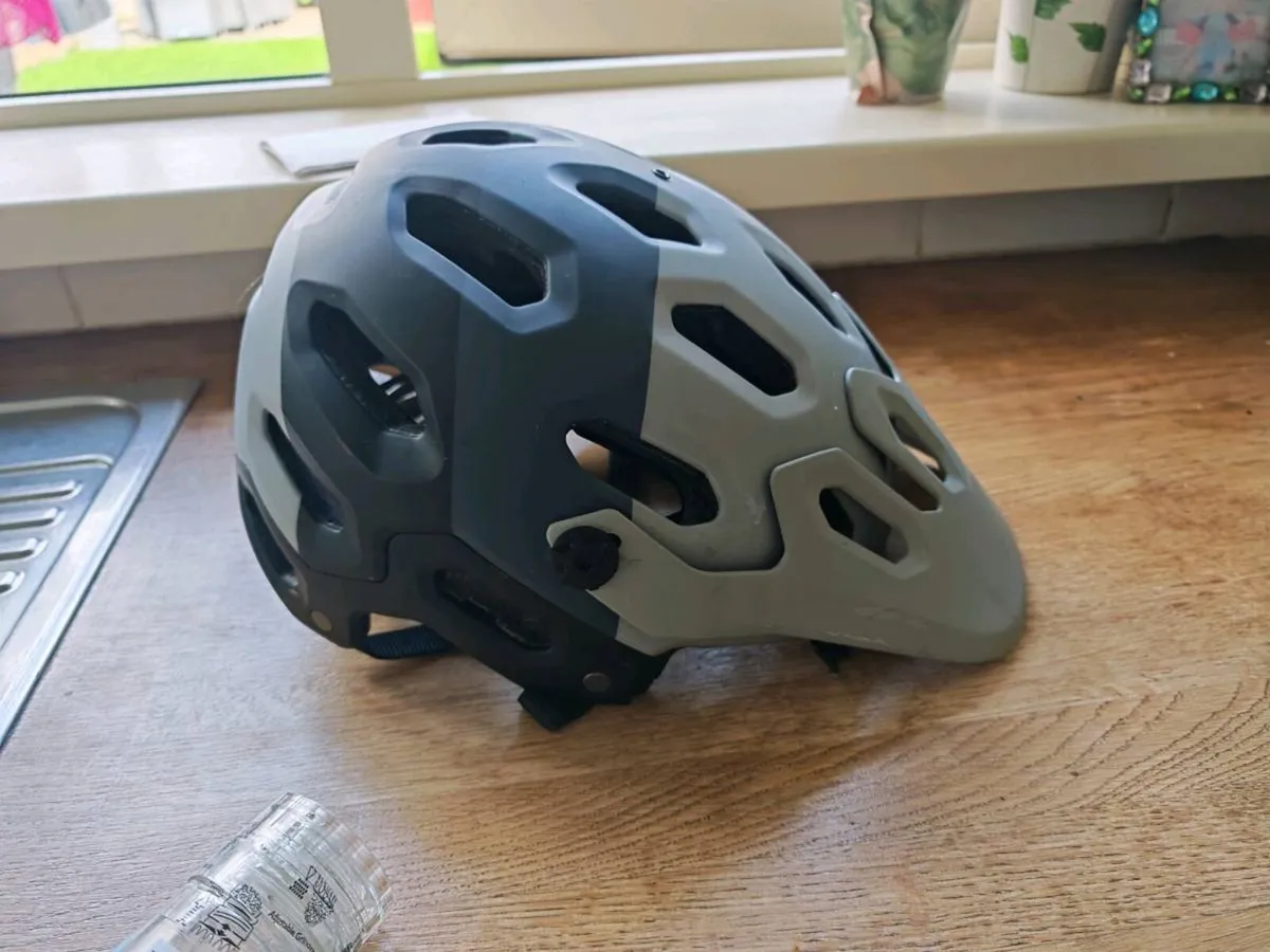 Bell MTB helmet - Image 1