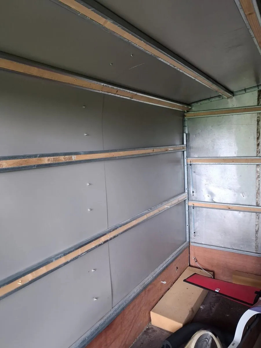 Covered trailer with flat rear door, gas struts. - Image 4