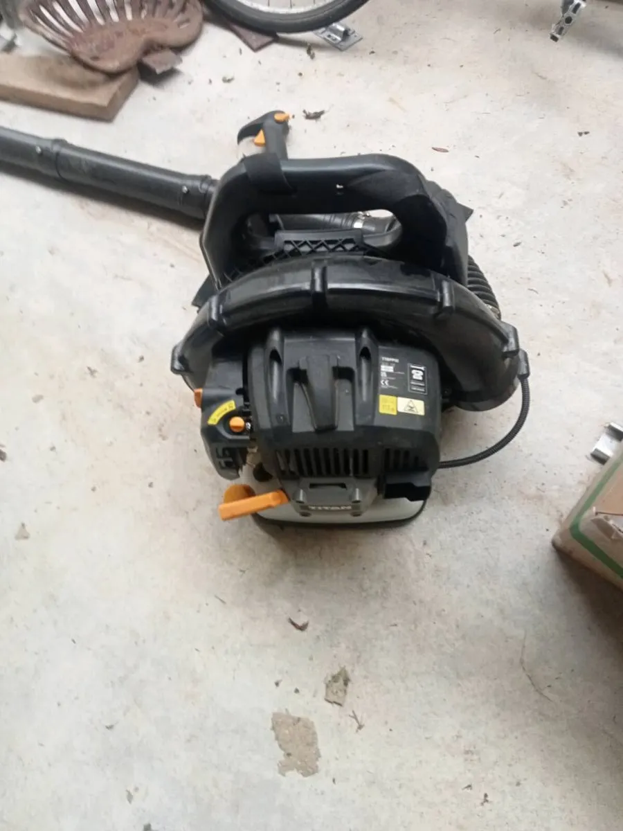 Leaf blower - Image 1