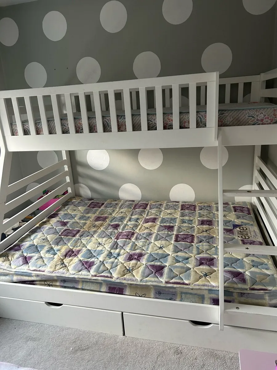 Triple sleeper bunk bed with mattresses - Image 2