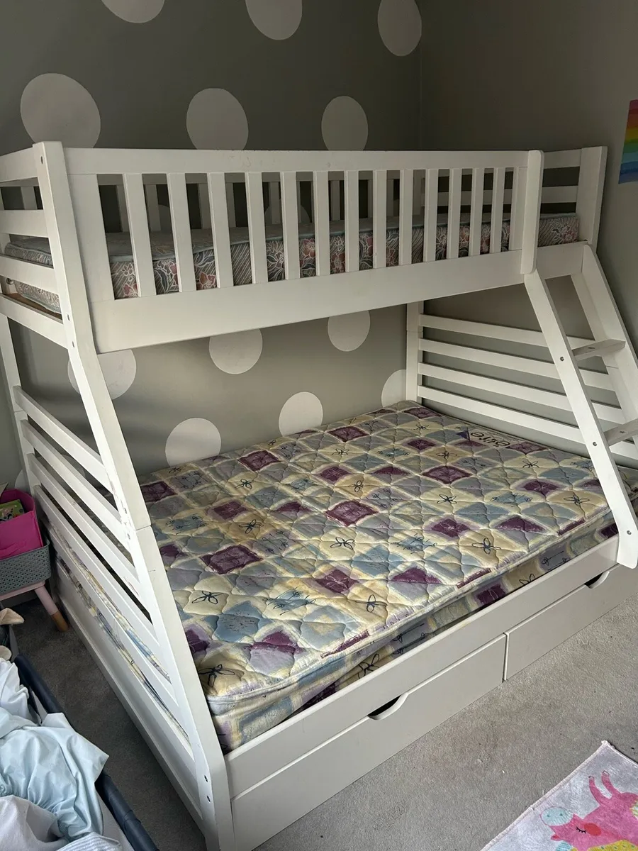 Triple sleeper bunk bed with mattresses - Image 3