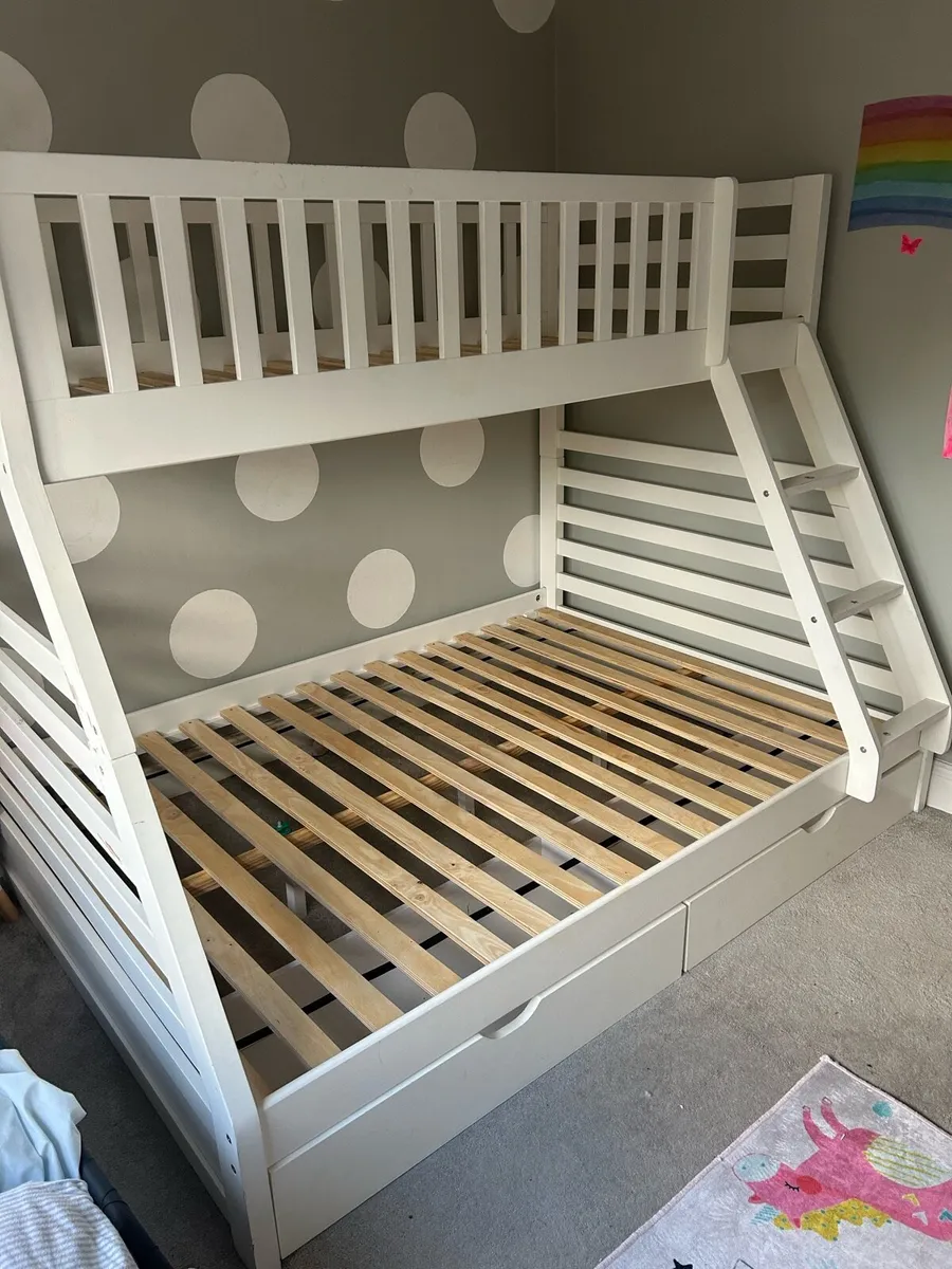 Triple sleeper bunk bed with mattresses - Image 1