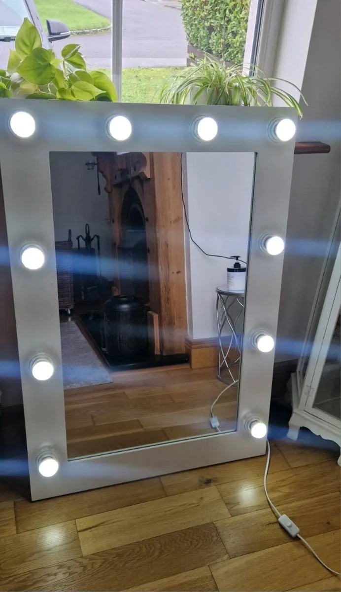 Hollywood Mirror - Image 1