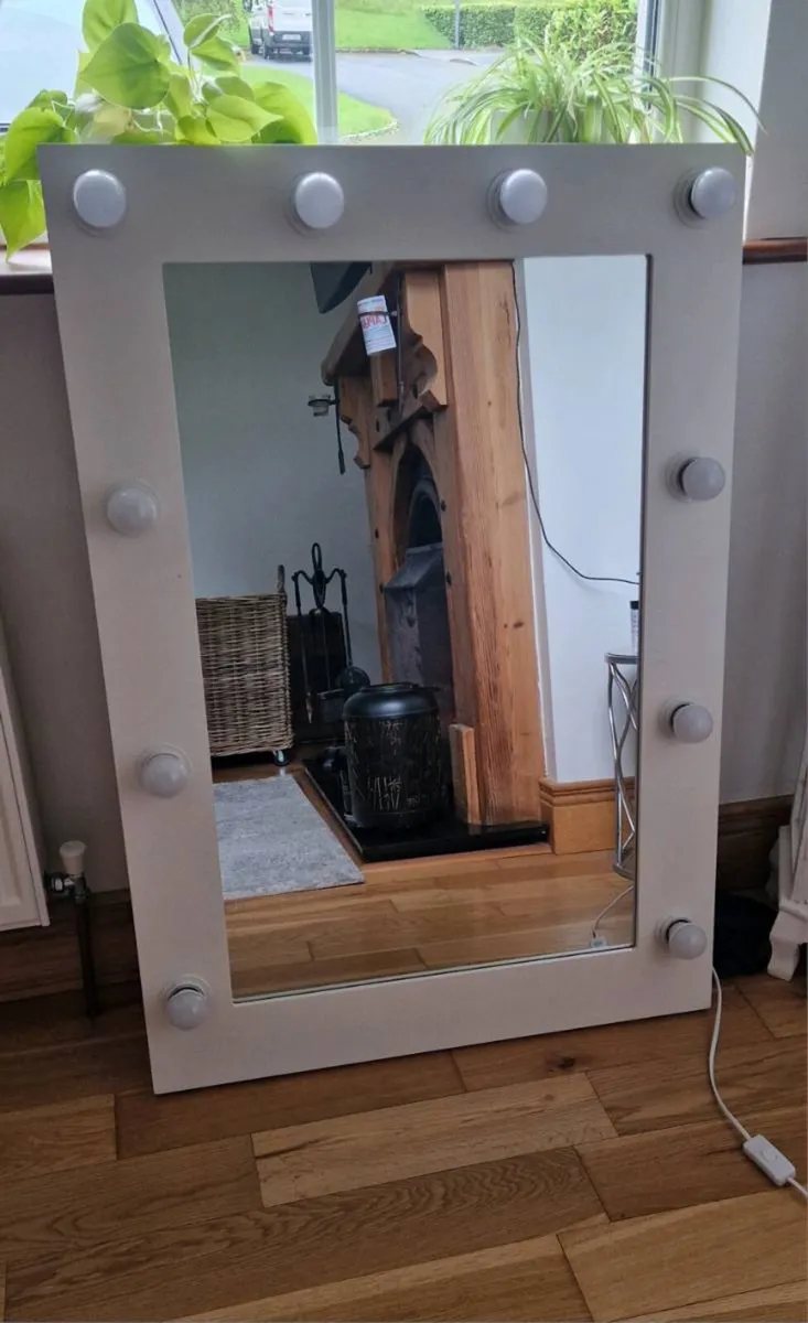 Hollywood Mirror - Image 2