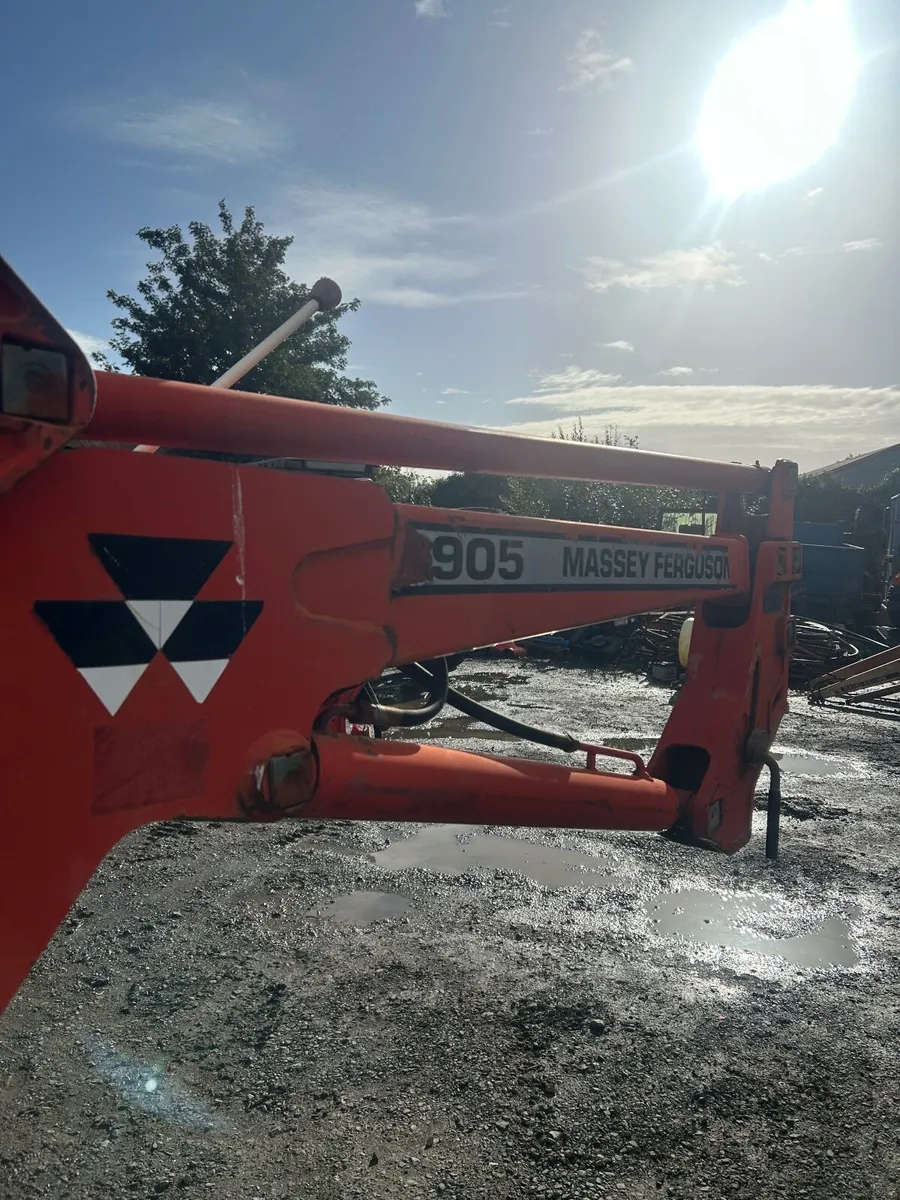 Massey Fergusson 905 Loader - Image 3