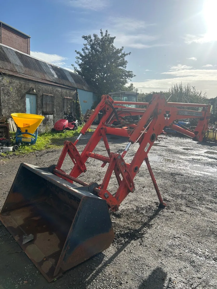 Massey Fergusson 905 Loader - Image 4