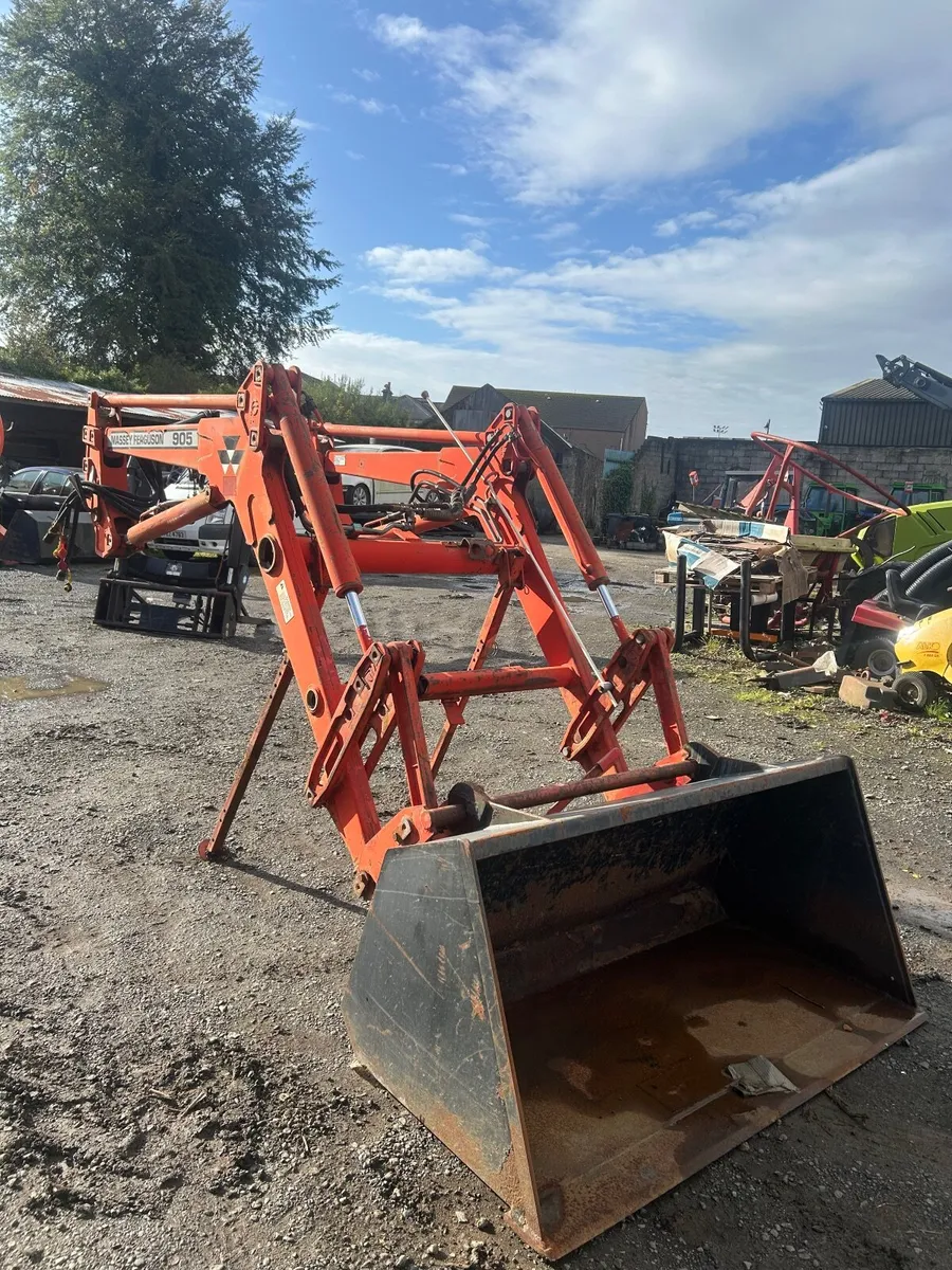 Massey Fergusson 905 Loader - Image 1