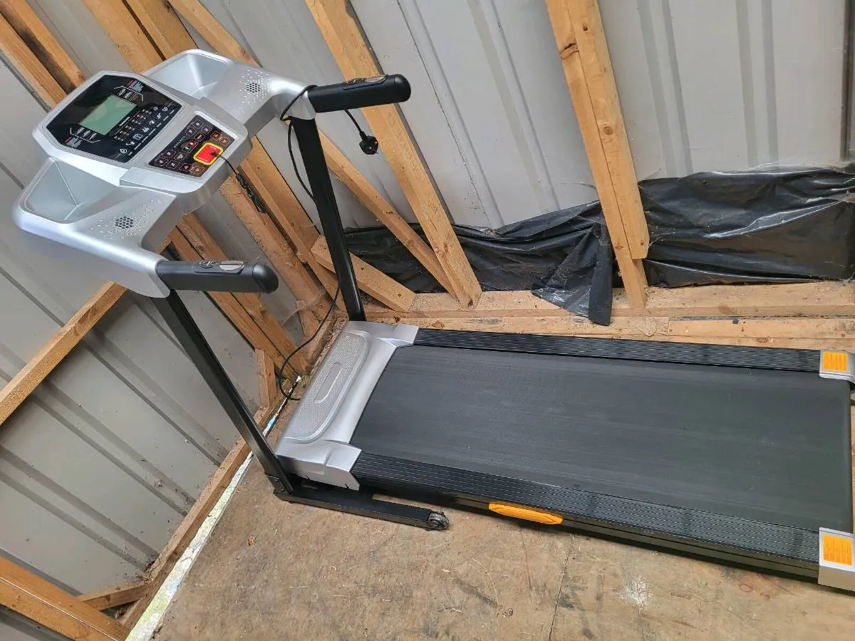 Treadmill.  Automatic incline.Like new. - Image 3