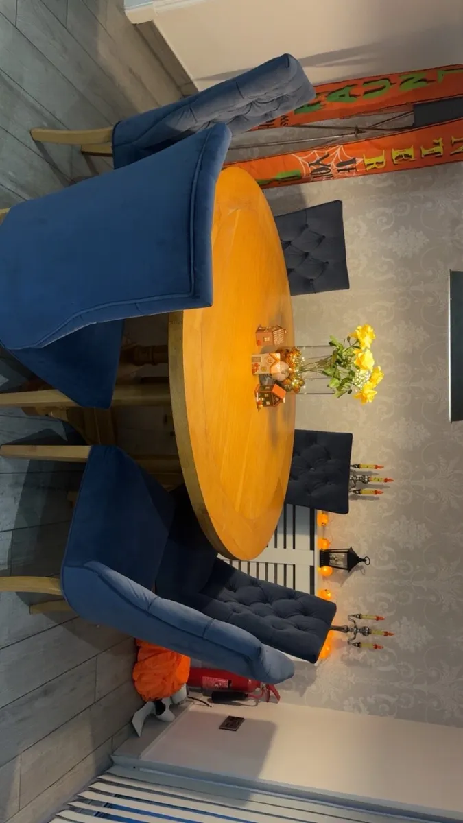 Round dining table and velvet chairs - Image 1