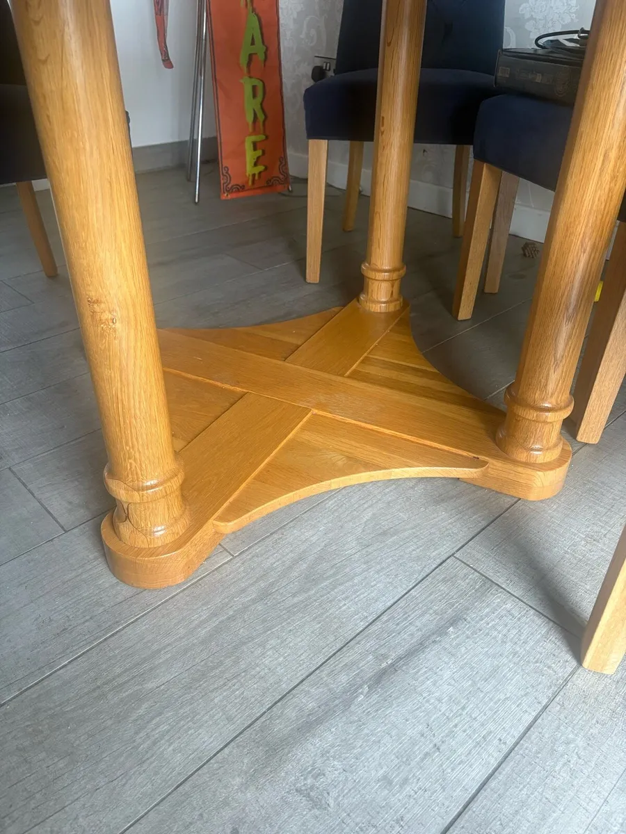 Round dining table and velvet chairs - Image 4