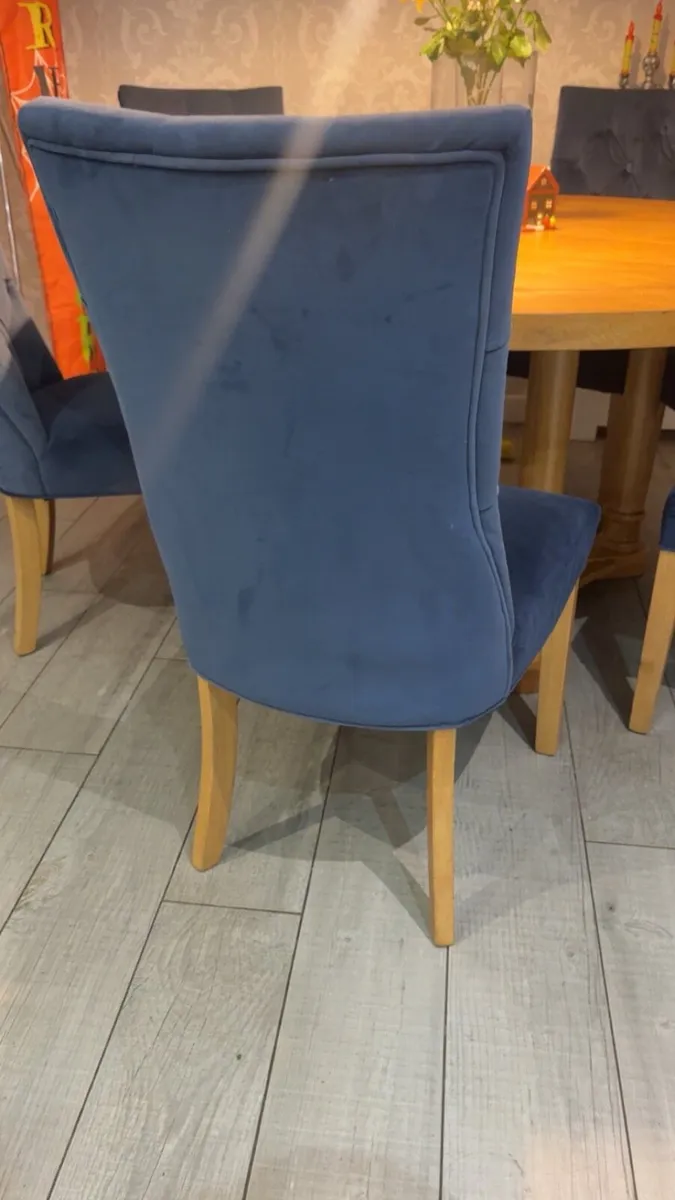 Round dining table and velvet chairs - Image 2