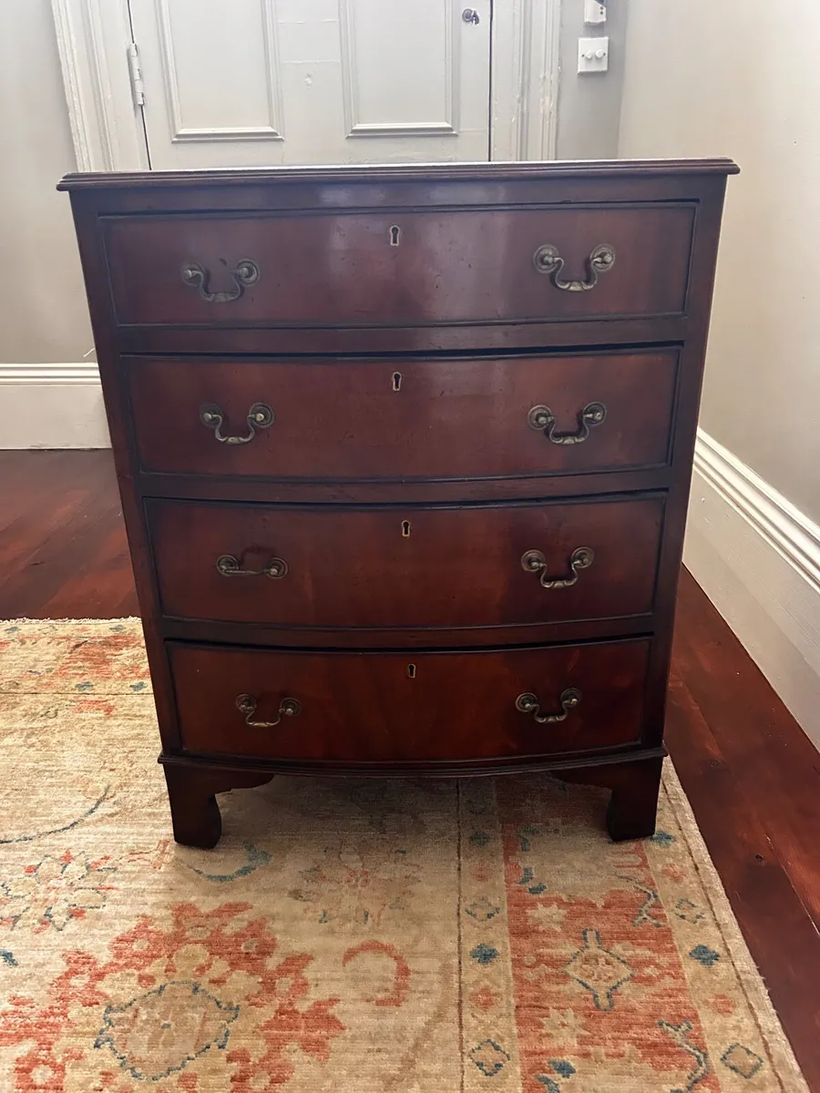Small mahogany chest of drawers - Image 1