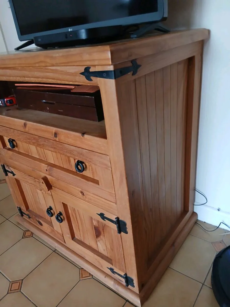 TV/MEDIA UNIT - Image 1