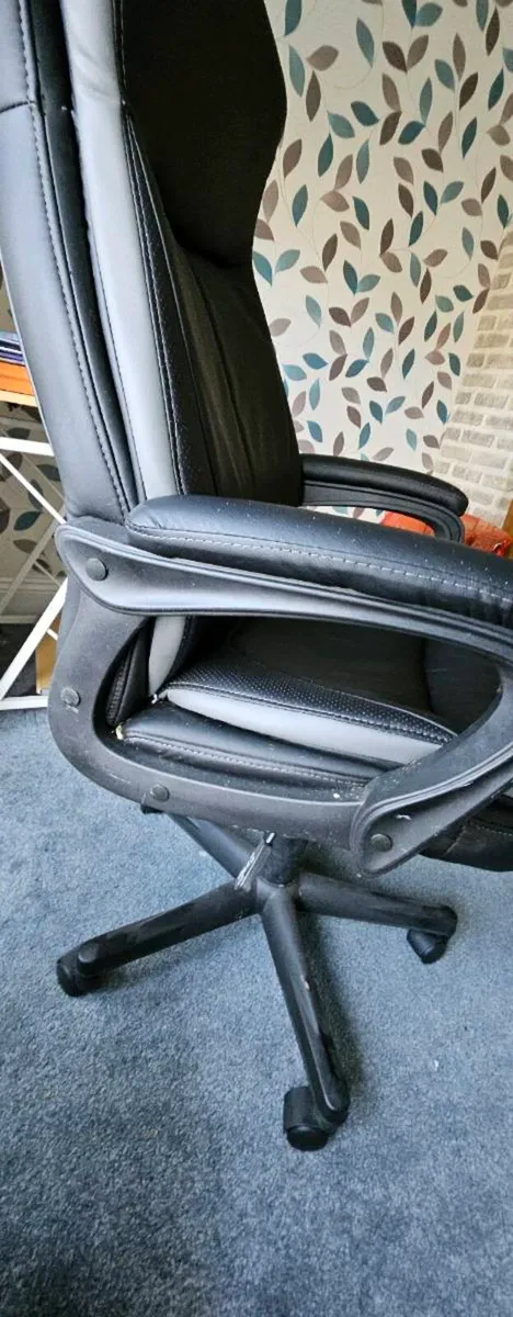 Office chair - Image 1