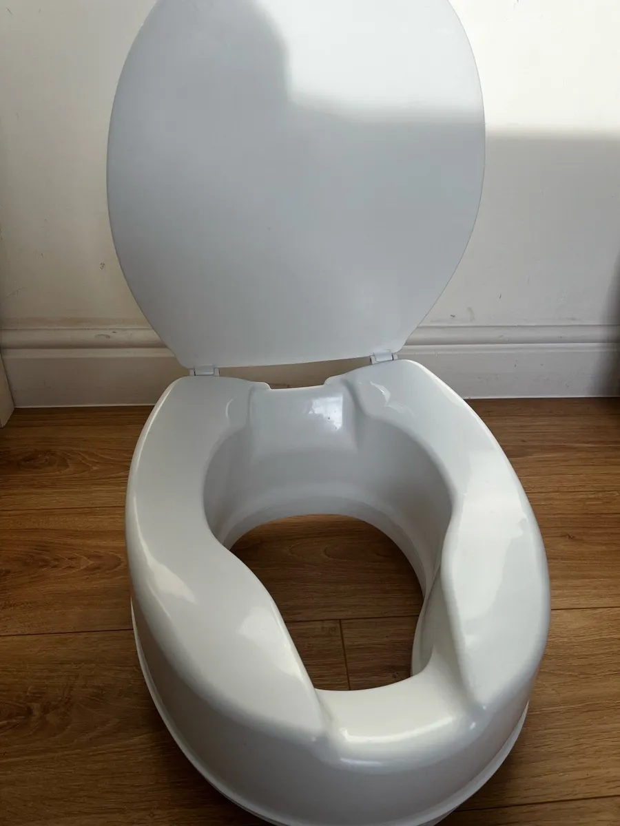Raised toilet seat - Image 1