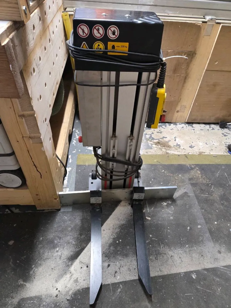 Static 220kg lift. - Image 1