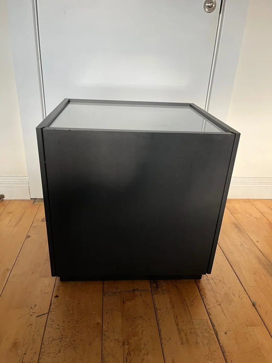 Pair of Bedside lockers - Image 1