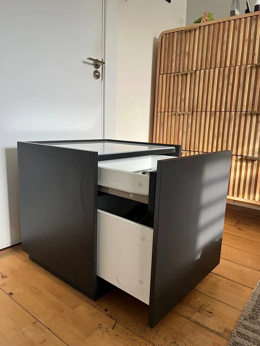 Pair of Bedside lockers - Image 4
