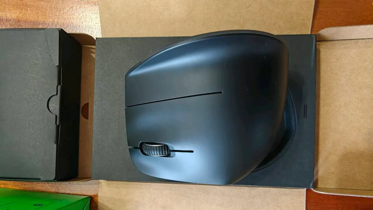 Razer Pro Click V2 Vertical-Ergonomic Wireless Mou - Image 4