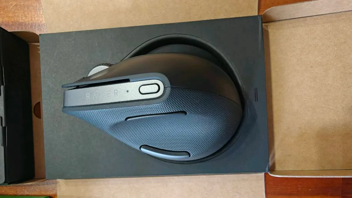 Razer Pro Click V2 Vertical-Ergonomic Wireless Mou - Image 2