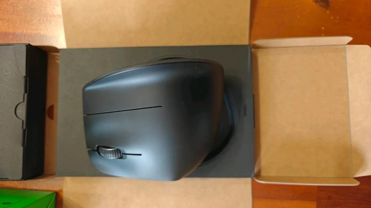 Razer Pro Click V2 Vertical-Ergonomic Wireless Mou - Image 3