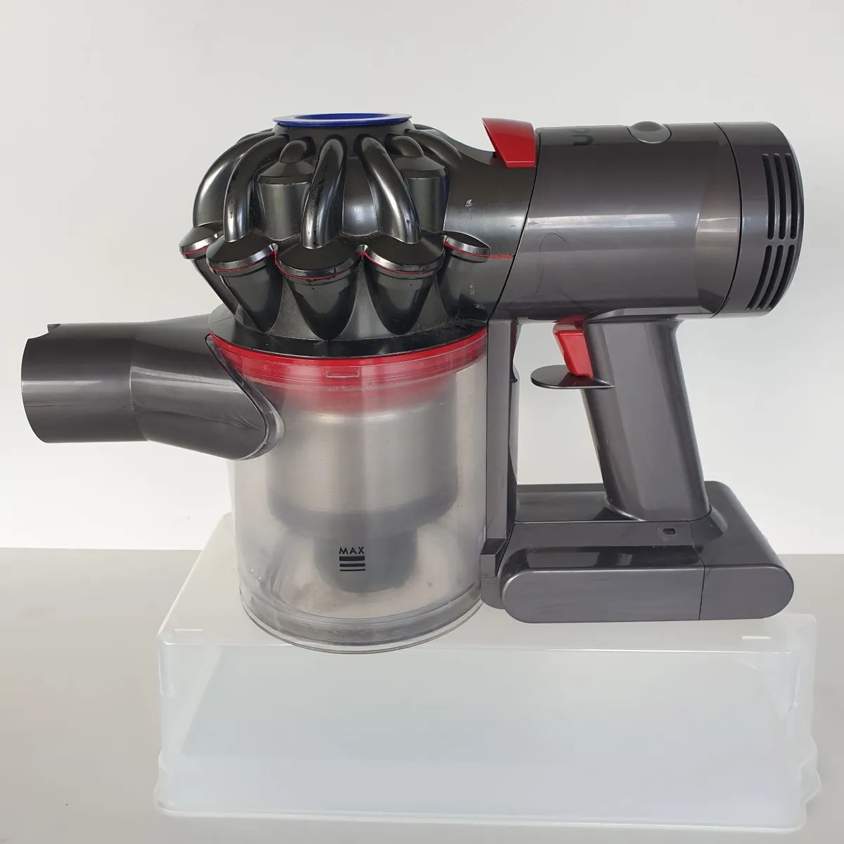 Dyson V7 total clean vacuum cleaner working - Image 2