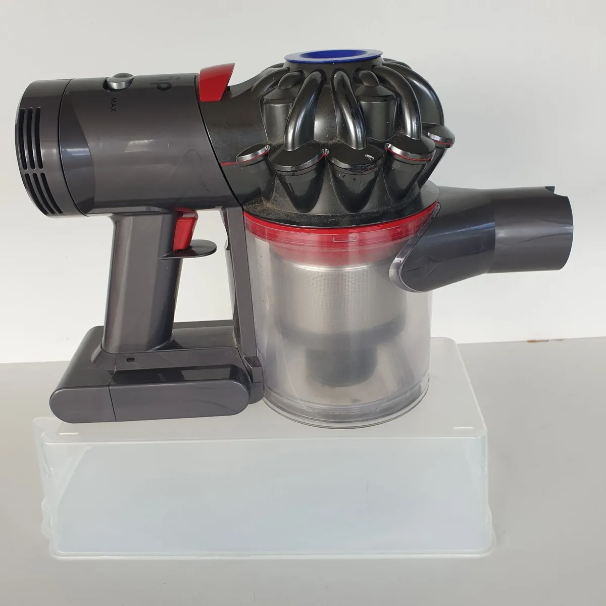 Dyson V7 total clean vacuum cleaner working - Image 3
