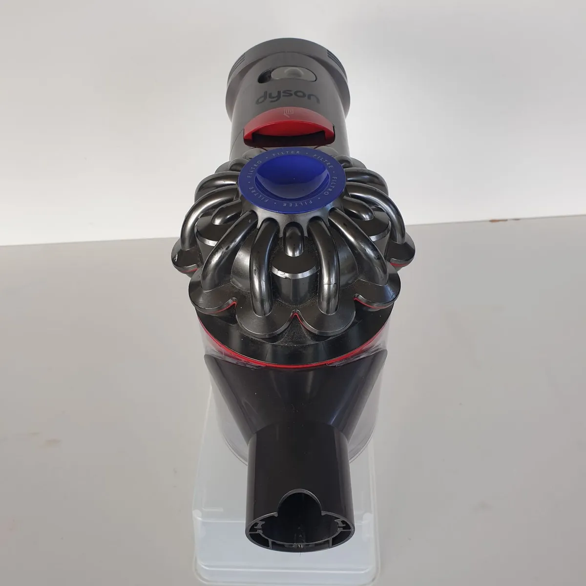 Dyson V7 total clean vacuum cleaner working - Image 4