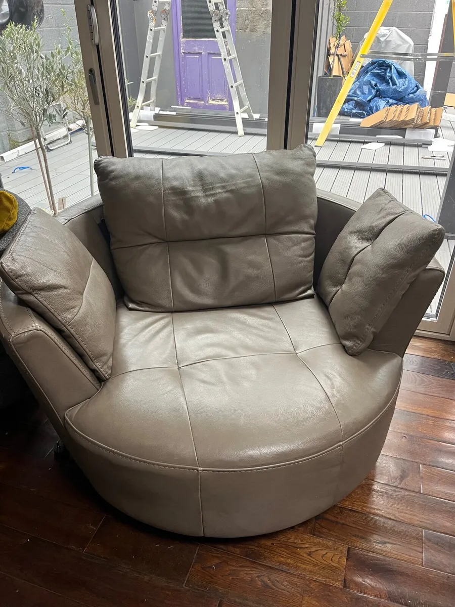 Leather oversized chair - Image 2