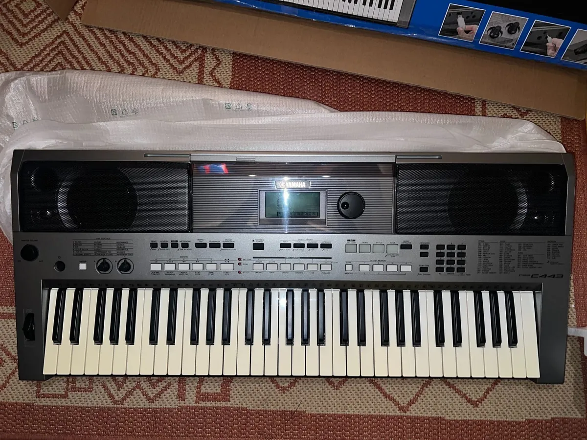 Yamaha PSR-E443 with stand and bench - Image 3