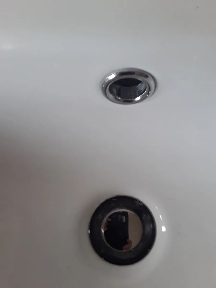 Large white sink pedestal no tap - Image 3