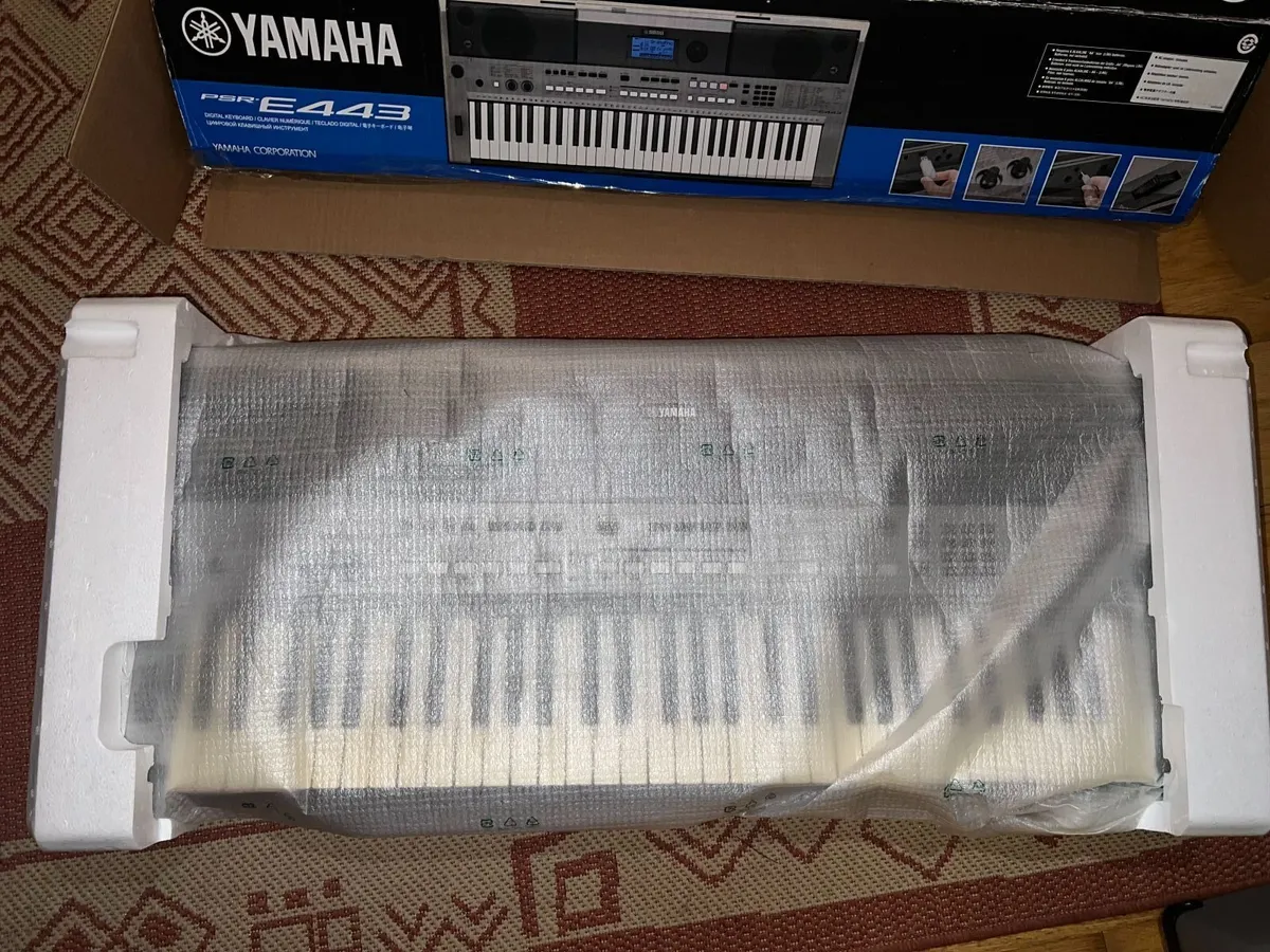 Yamaha PSR-E443 with stand and bench - Image 2