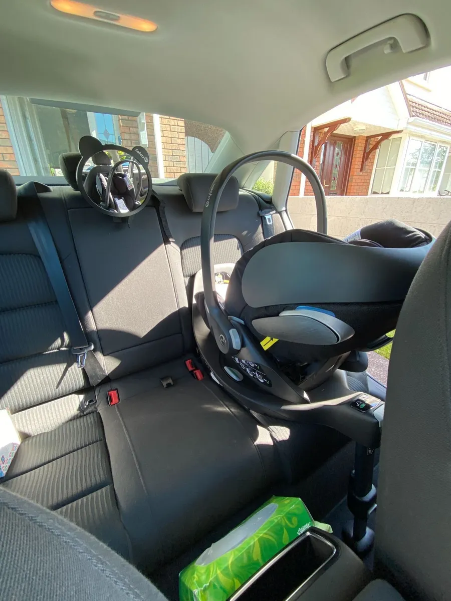 Cybex Carry Cot and Base Z ISOFIX Roating Base - Image 2