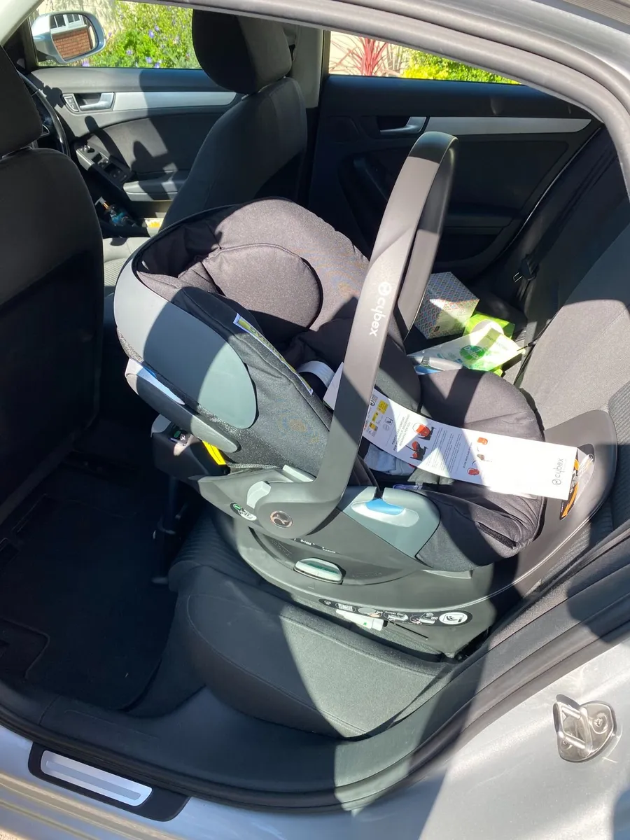 Cybex Carry Cot and Base Z ISOFIX Roating Base - Image 1