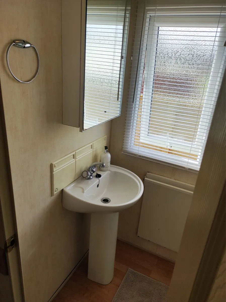 Mobile home and decking - Image 4