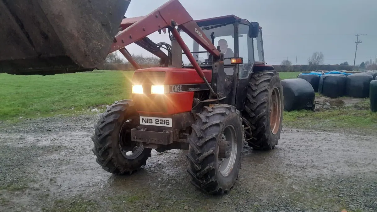 Case 885 Tractor - Image 2