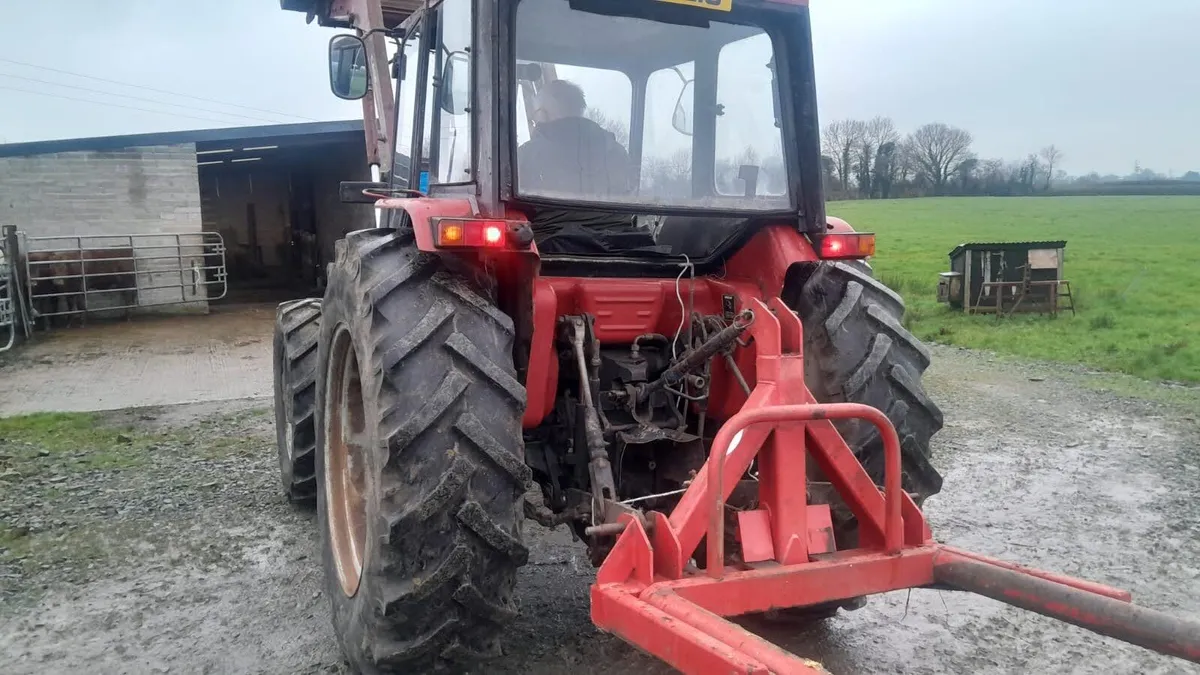 Case 885 Tractor - Image 4
