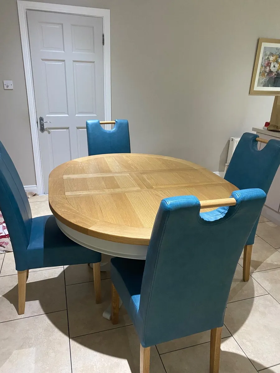 Dining table and chairs - Image 1