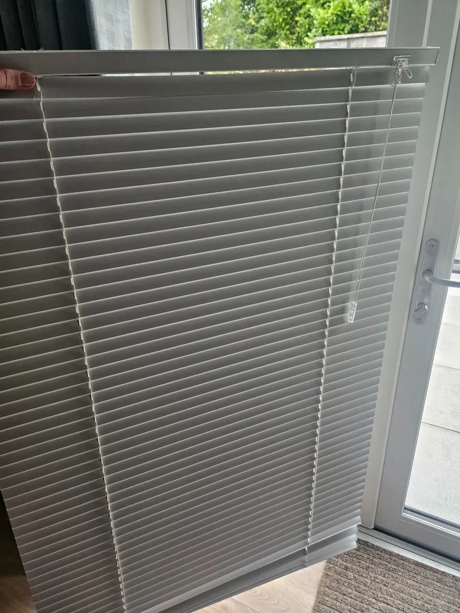 VENETIAN BLIND - Image 1