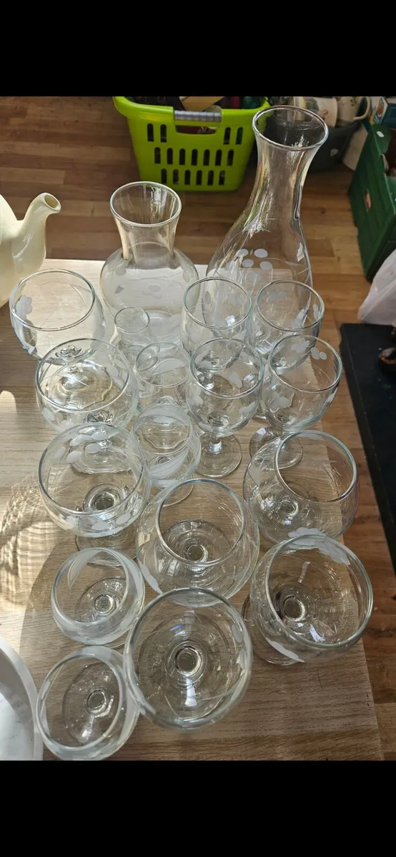 Large Bundle of Vintage Glasses - Image 1