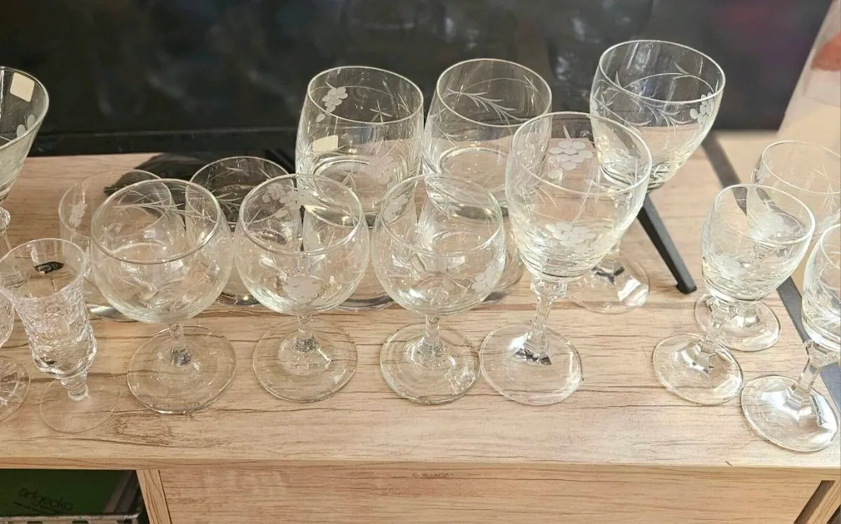 Large Bundle of Vintage Glasses - Image 2