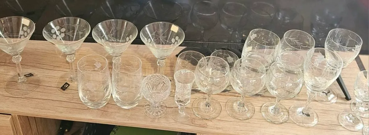 Large Bundle of Vintage Glasses - Image 3