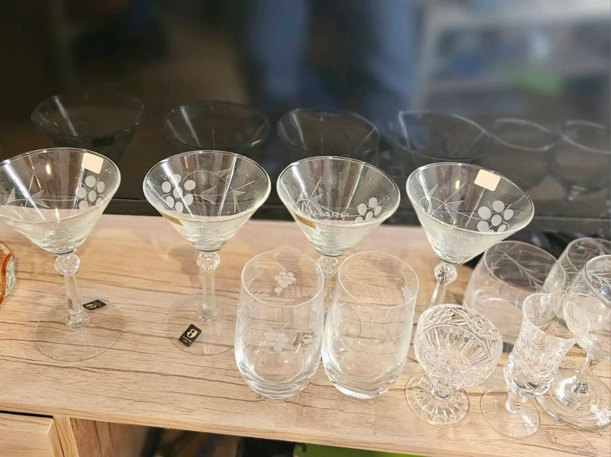 Large Bundle of Vintage Glasses - Image 4
