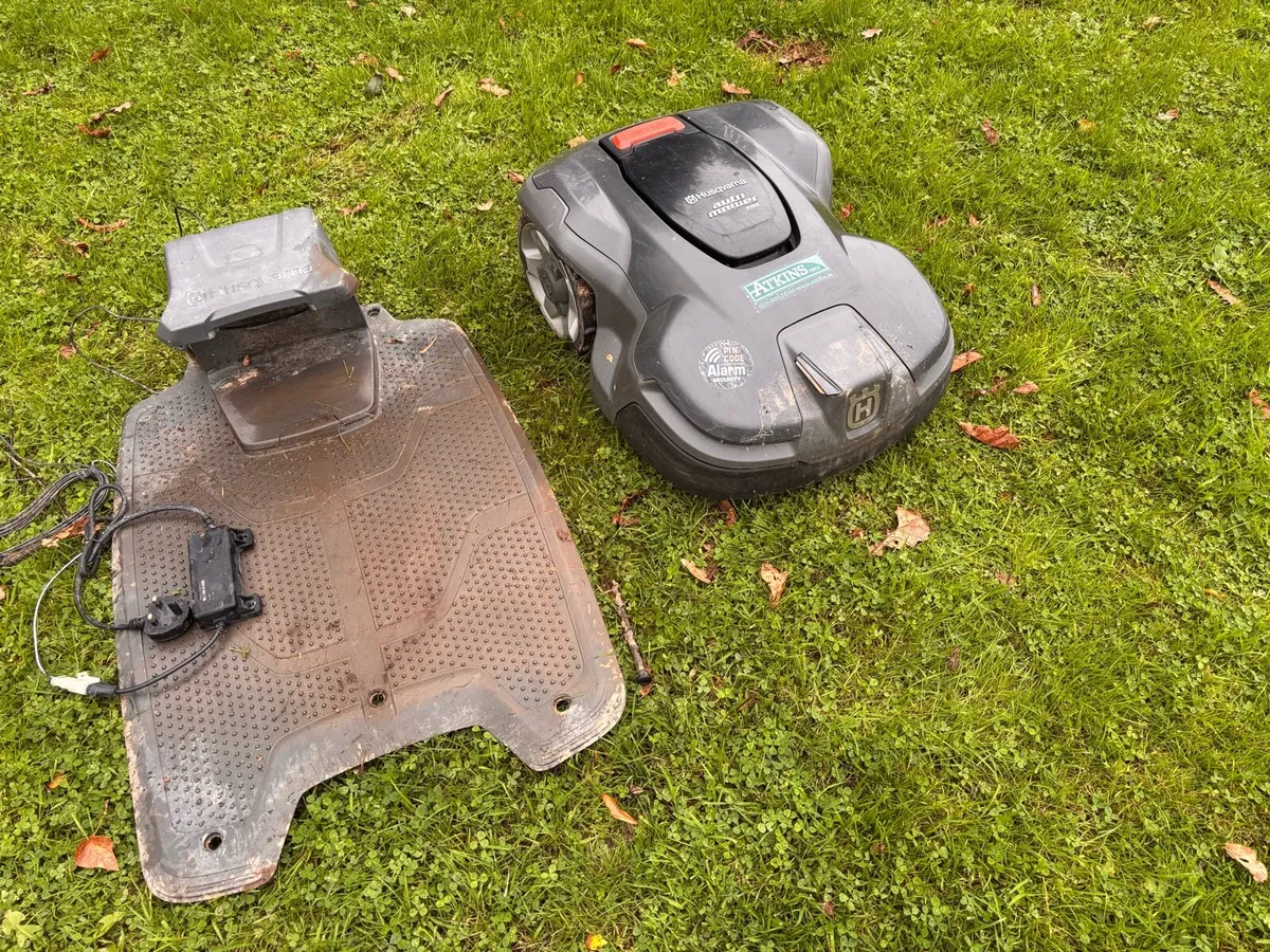 Husqvarna 415x robot mower and charging station - Image 2