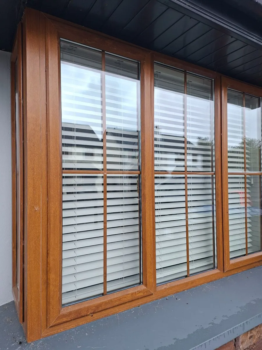 Bay window white pvc blinds - Image 1