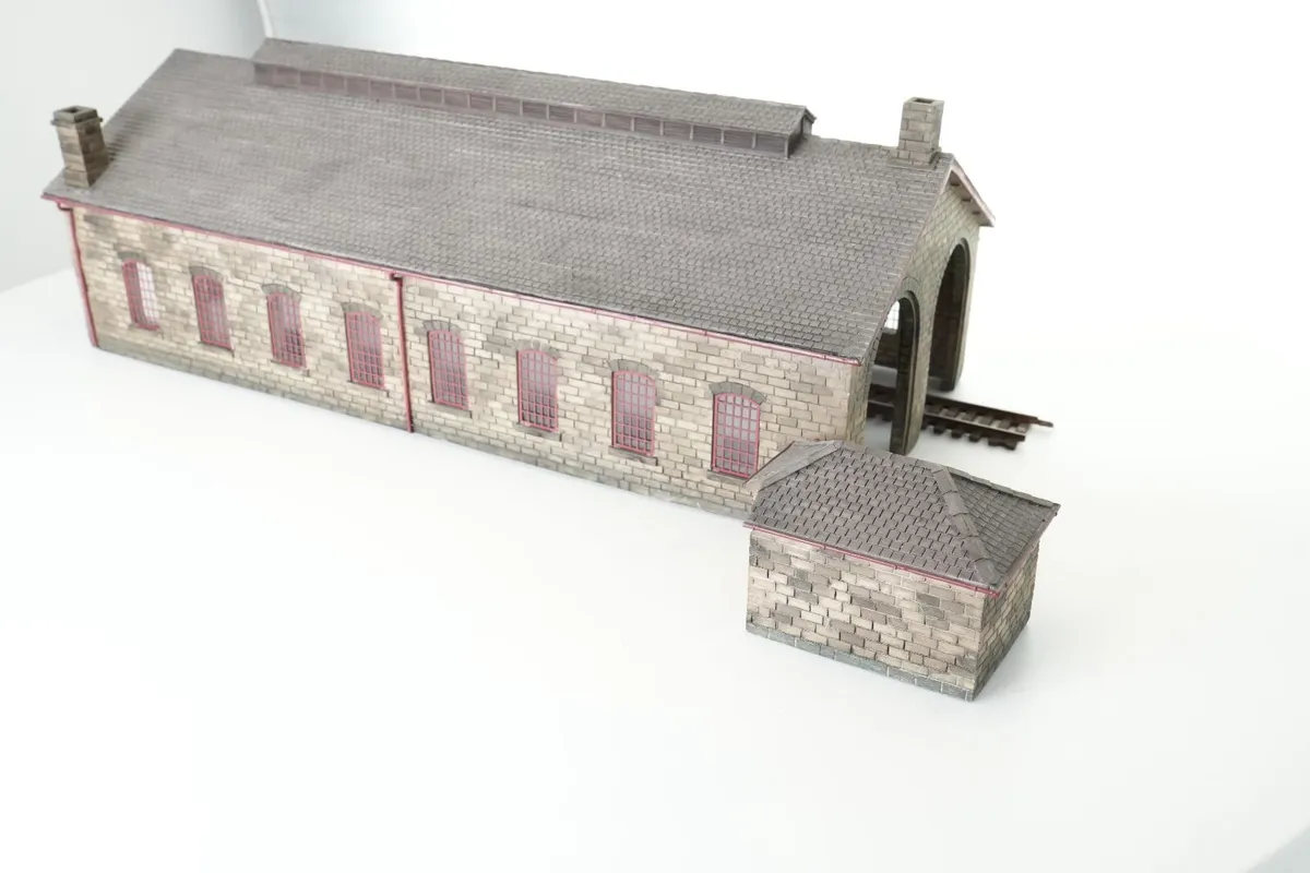 Bachmann Scenecraft 44-062Z NER 2-Road Engine Shed - Image 2