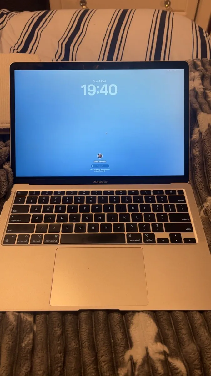 Apple Macbook Air 2020 M1 - Image 1