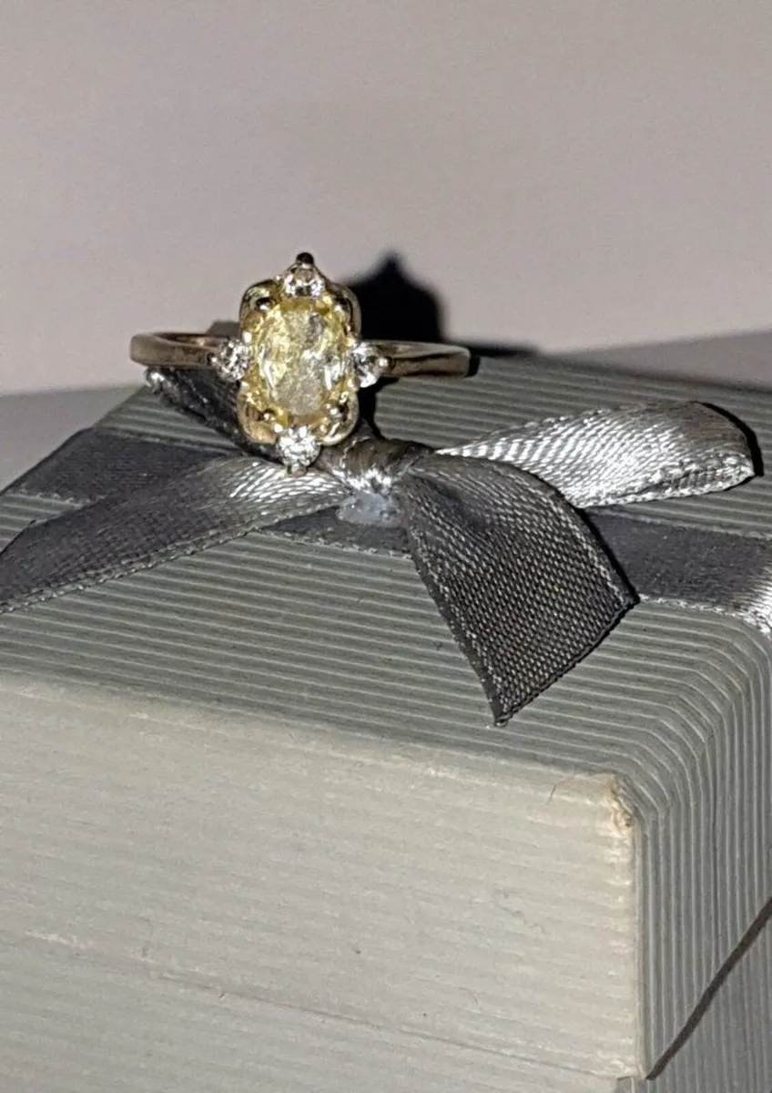 Vintage H'marked Silver Lemon/White Sapphire Ring - Image 3